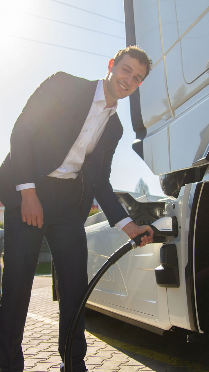 Marcel Brödel (Chair of Automotive Technology at the Technical University of Munich) demonstrates bidirectional charging: The eTruck feeds electricity directly back into the depot of the forwarding company Schmid. 